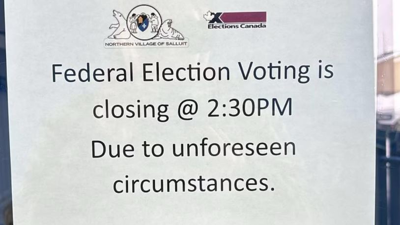 Une affiche collée sur la porte du bureau de vote de Salluit, au Nunavik, le 28 avril 2025.