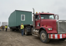 Une image d’une maison préfabriquée transportée sur un camion.