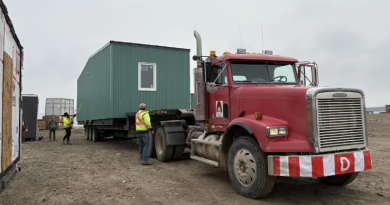 Une image d’une maison préfabriquée transportée sur un camion.