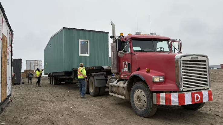 Une image d’une maison préfabriquée transportée sur un camion.
