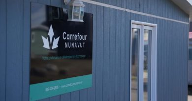 Une affiche du Carrefour Nunavut est apposée sur un de ses murs.