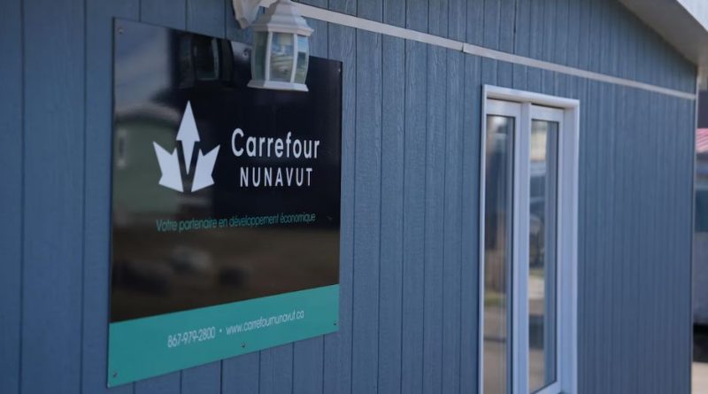Une affiche du Carrefour Nunavut est apposée sur un de ses murs.