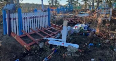 Des clôtures et des croix en bois sont endommagées.