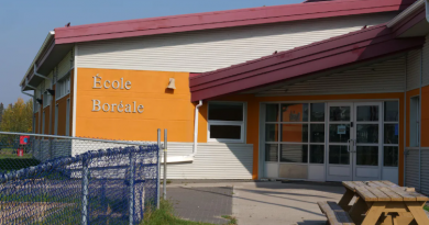 Façade de l'École Boréale, à Hay River, le 20 septembre 2023.