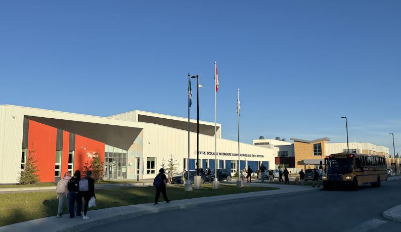 Des élèves se dirigent vers l'entrée du Centre scolaire secondaire communautaire Paul-Émile Mercier, à Whitehorse.