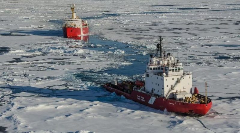 Deux bateaux dans les glaces.