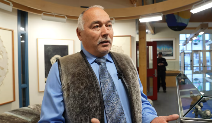 Un homme dans le hall de l'Assemblée législative du Nunavut.
