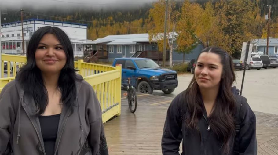 Deux jeunes filles fixent du regard l'objectif d'une caméra.