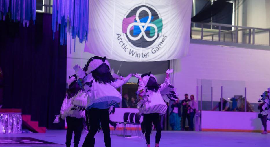 Des personnages représentant la mascotte des Jeux d'hiver, le 15 mars 2024.