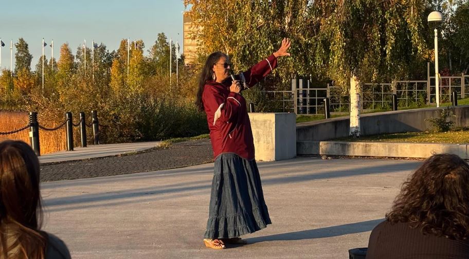 Une personne fait un discours à Yellowknife, le 18 septembre 2025. 