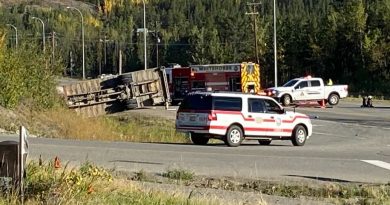 Des véhicules d'urgence sont à proximité d'un camion renversé sur l'autoroute.