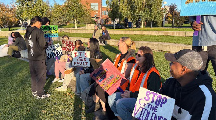 Des personnes avec des pancartes lors d'une marche à Yellowknife, le 18 septembre 2025. 