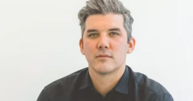 Portrait de Hayden King.