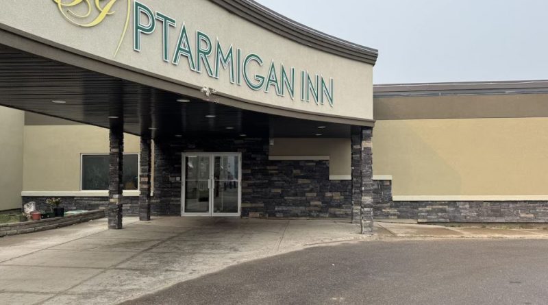 La façade principale de l'hôtel Ptarmigan Inn de Hay River.