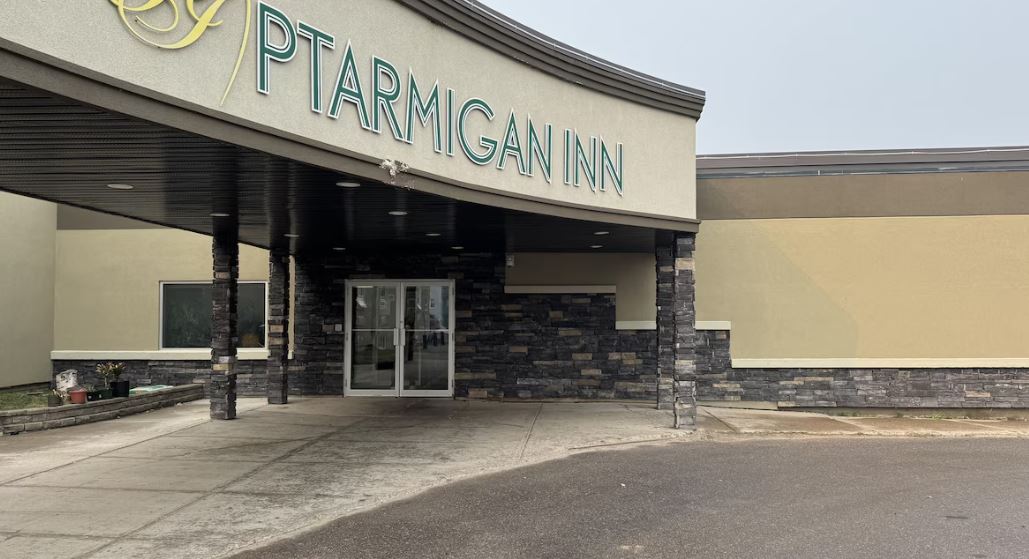 La façade principale de l'hôtel Ptarmigan Inn de Hay River.
