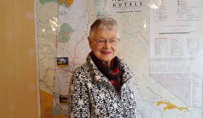 Ione Christensen devant une carte du Yukon.