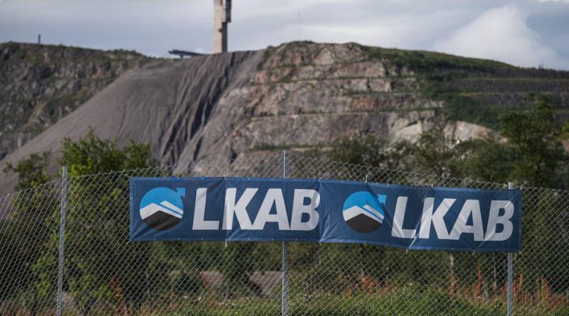 Le logo de l'entreprise LKAB devant la mine située en Suède.