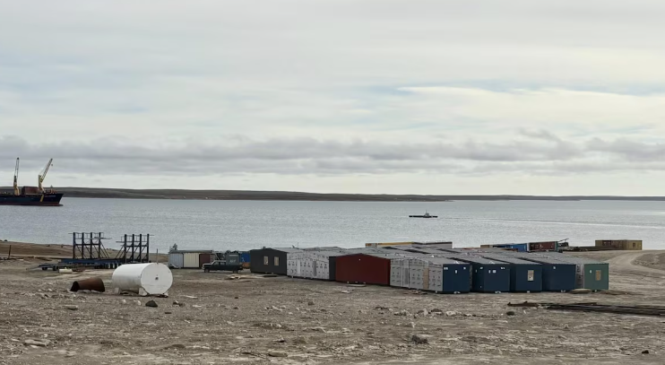 Les maisons préfabriquées le long du rivage à Cambridge Bay.