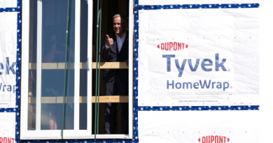 Mark Carney lève le pouce dans une nouvelle maison modulaire.