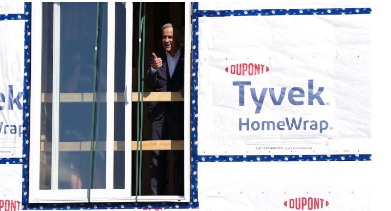 Mark Carney lève le pouce dans une nouvelle maison modulaire.