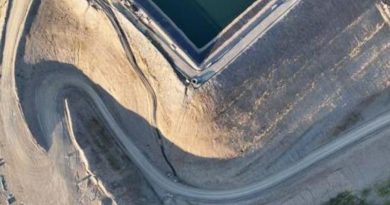 Vue aérienne d'un bassin de rétention sur un site minier.