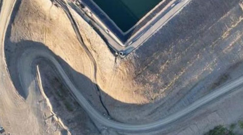 Vue aérienne d'un bassin de rétention sur un site minier.