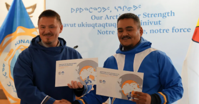Deux hommes se serrent la main tout en montrant un document.