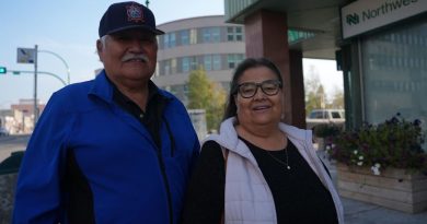 Portrait de Paul Andrew et Doreen Cleary, souriants.