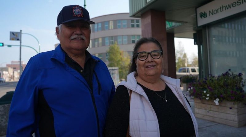 Portrait de Paul Andrew et Doreen Cleary, souriants.