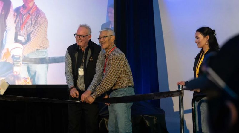 Le PDG de B2Gold, Clive Johnson et le vice-président au développement économique pour l'Association inuit Kitikmeot, Attima Hadlari, coupent un ruban pour l'inauguration officielle de la mine.