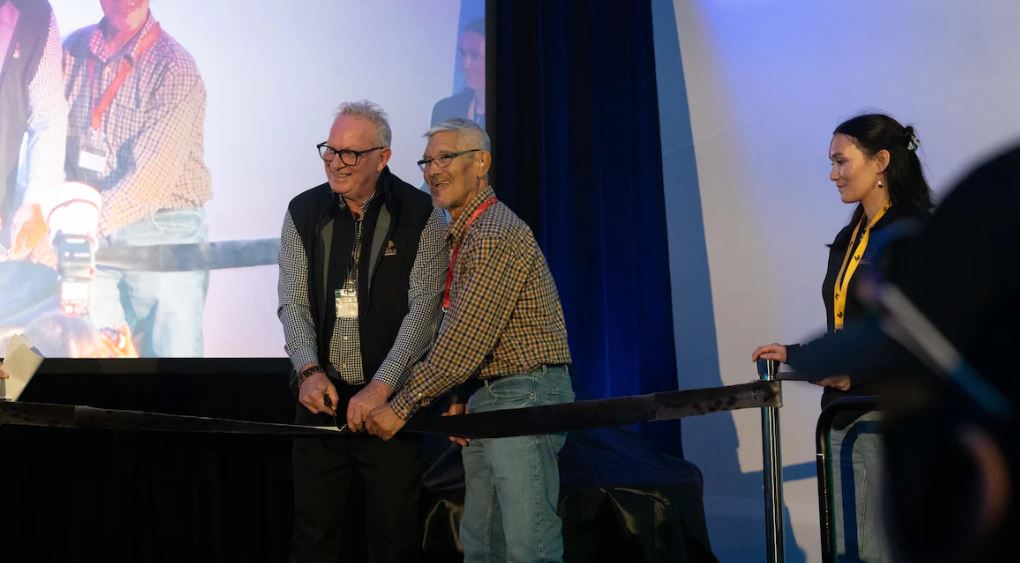 Le PDG de B2Gold, Clive Johnson et le vice-président au développement économique pour l'Association inuit Kitikmeot, Attima Hadlari, coupent un ruban pour l'inauguration officielle de la mine.