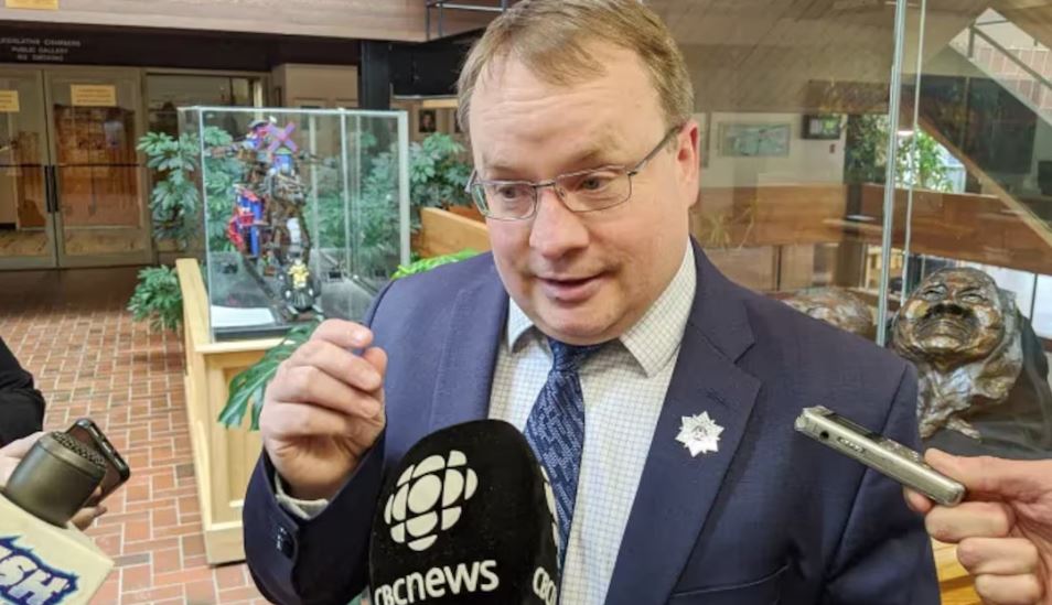 Scott Kent parle aux journalistes.