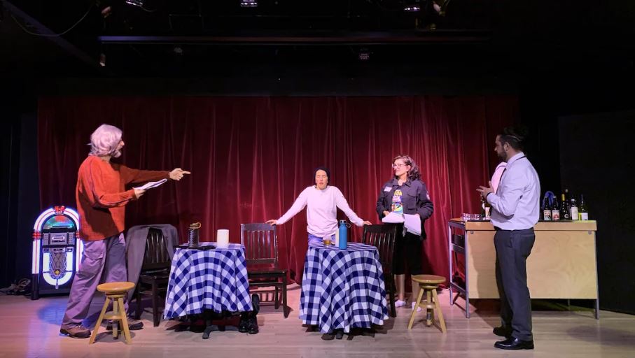Des comédiens sur une scène de théâtre.