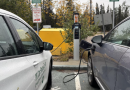 Deux véhicules électriques sont branchés sur une borne de recharge.