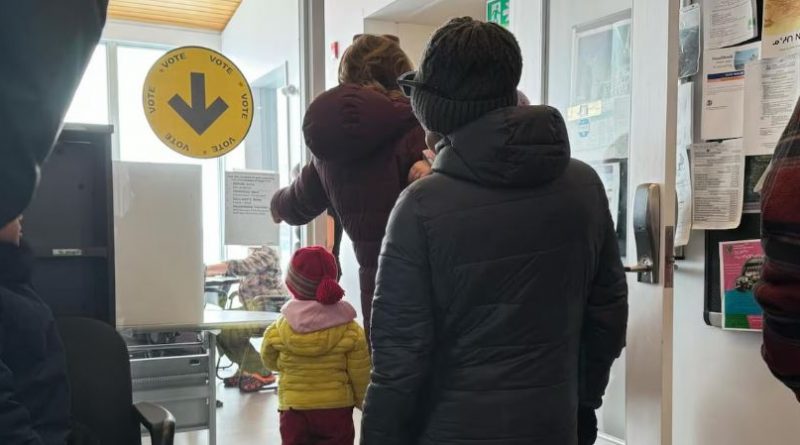 Des électeurs attendent en file au bureau de vote de Salluit, au Nunavik, le 28 avril 2025.