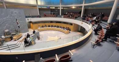 Vue d'ensemble de l'Assemblée législative avec les députés à leurs bureaux et la galerie publique à l'étage, le 30 novembre 2023.
