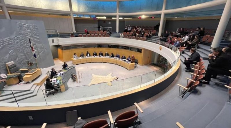 Vue d'ensemble de l'Assemblée législative avec les députés à leurs bureaux et la galerie publique à l'étage, le 30 novembre 2023.