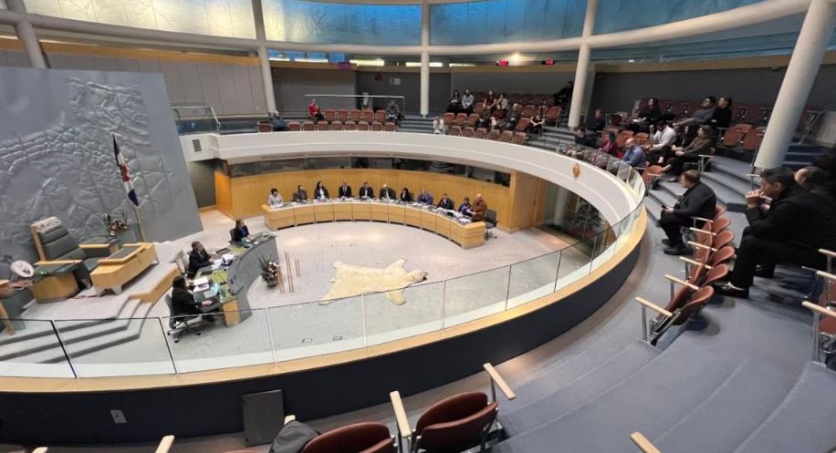 Vue d'ensemble de l'Assemblée législative avec les députés à leurs bureaux et la galerie publique à l'étage, le 30 novembre 2023.