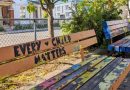 Un banc où il est écrit en anglais « Chaque enfant compte ».