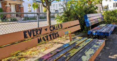 Un banc où il est écrit en anglais « Chaque enfant compte ».