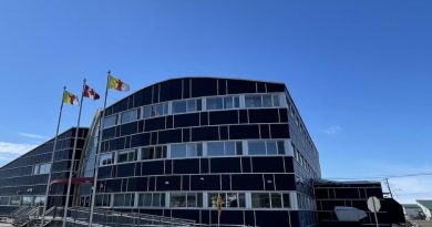 L'Assemblée législative du Nunavut.