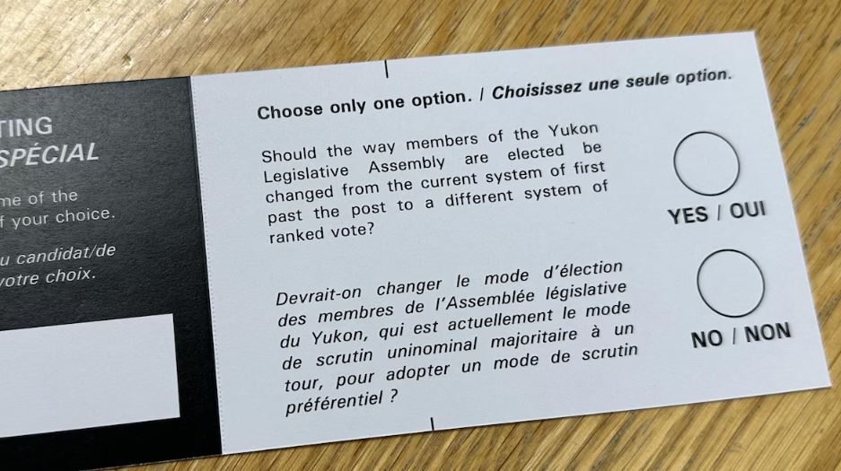 La question du plébiscite apparaît sur un bulletin de vote spécial. La question est : «Devrait-on changer le mode d’élection des membres de l’Assemblée législative du Yukon, qui est actuellement le mode de scrutin uninominal majoritaire à un tour, pour adopter un mode de scrutin préférentiel? OUI / NON»