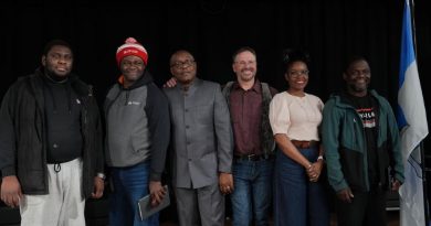 Une photo de six personnes.