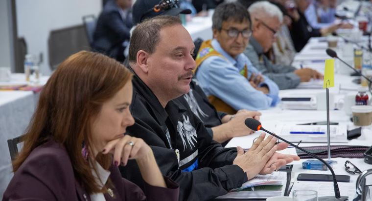 La première ministre adjointe, Caroline Wawzonek, le président de la nation des Métis des T.N.-O., Garry Bailey, et d'autres représentants du Conseil des dirigeants des T.N.-O.