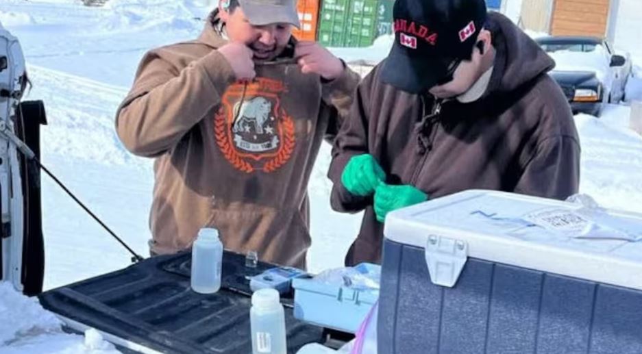 Deux élèves échantillonnent de l'eau à Cambridge Bay.
