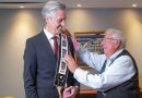 R.J. Simpson recevant une ceinture métisse des mains du chef métis Tony Belcourt.