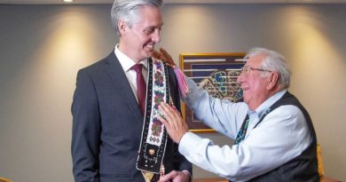 R.J. Simpson recevant une ceinture métisse des mains du chef métis Tony Belcourt.