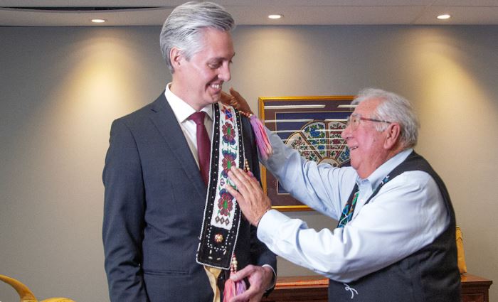 R.J. Simpson recevant une ceinture métisse des mains du chef métis Tony Belcourt.