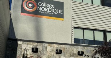 Façade du Collège nordique, avec écriteau et porte avant.