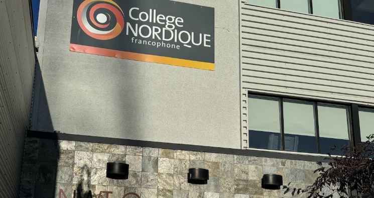 Façade du Collège nordique, avec écriteau et porte avant.